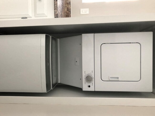 2212 Voorhees Ave. in Redondo Beach, CA - Foto de edificio - Building Photo