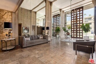 809 S Bundy Dr in Los Angeles, CA - Building Photo - Building Photo