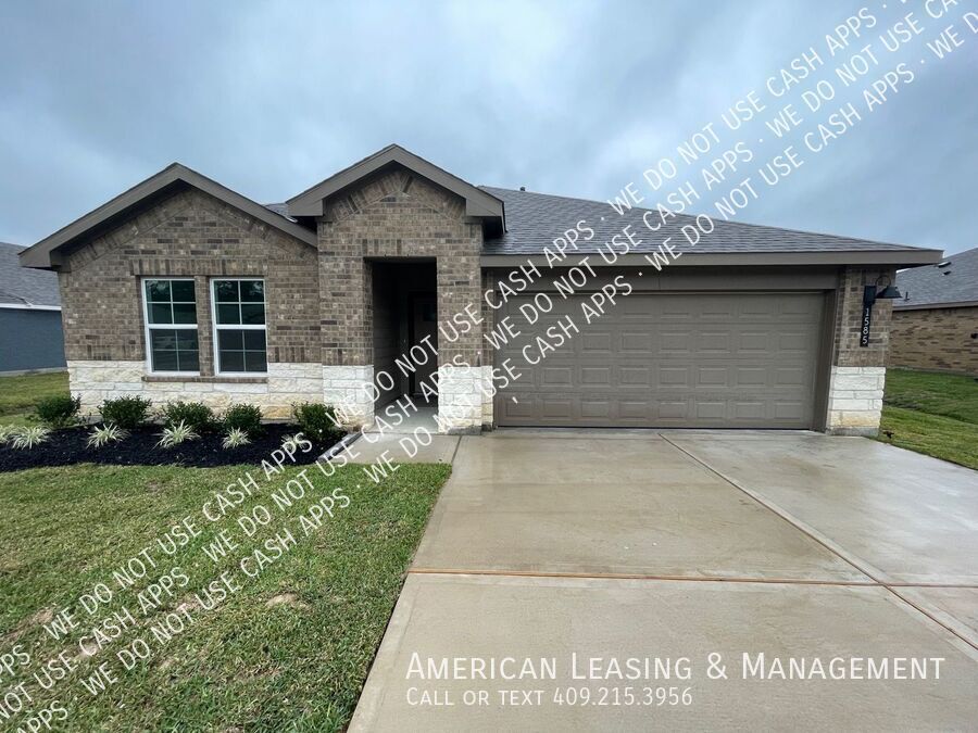 1585 Holly Trails in Sour Lake, TX - Building Photo
