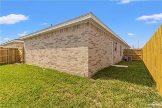 2809 E Israel Ave in Alton, TX - Foto de edificio - Building Photo