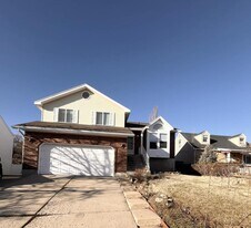 1827 E 2050 N in Layton, UT - Building Photo