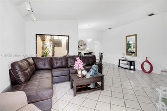 13625 SW 99th Ter in Miami, FL - Foto de edificio - Building Photo