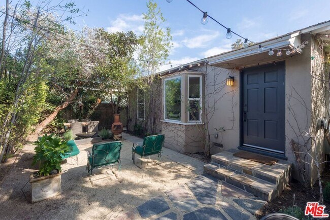 704 Vernon Ave in Los Angeles, CA - Building Photo - Building Photo