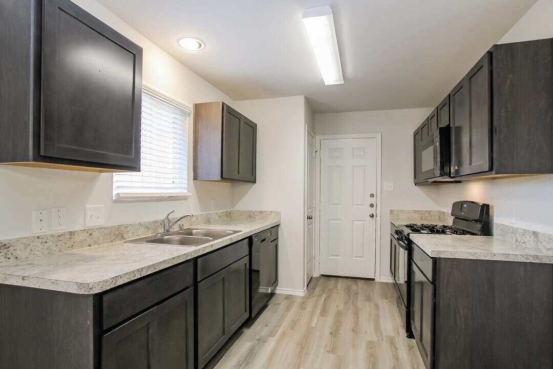 8618 Oak Grove Church St in Houston, TX - Building Photo