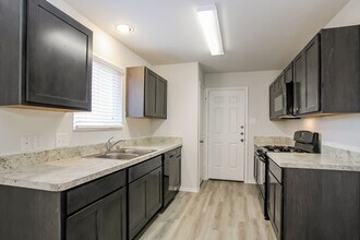 8723 Lar Ree Oaks Cir in Houston, TX - Building Photo - Building Photo