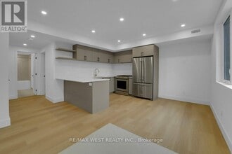 661 Winona Dr in Toronto, ON - Building Photo - Building Photo