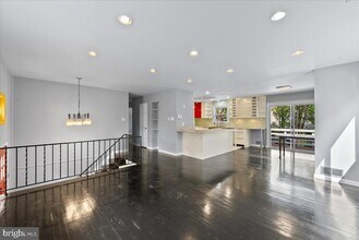 5208 Kimanna Dr in Centreville, VA - Foto de edificio - Building Photo