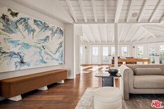 12417 Mulholland Dr in Beverly Hills, CA - Building Photo - Building Photo