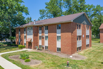 Oakwood Park Apartments in Lorain, OH - Foto de edificio - Building Photo