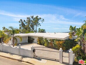 1641 Tower Grove Dr in Beverly Hills, CA - Building Photo - Building Photo