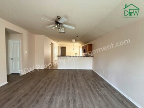 2224 Hummingbird Way in Mesquite, TX - Foto de edificio - Building Photo