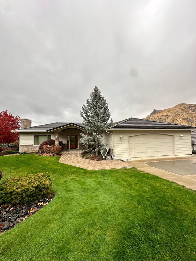 747 Castle Heights Dr in Wenatchee, WA - Building Photo - Building Photo