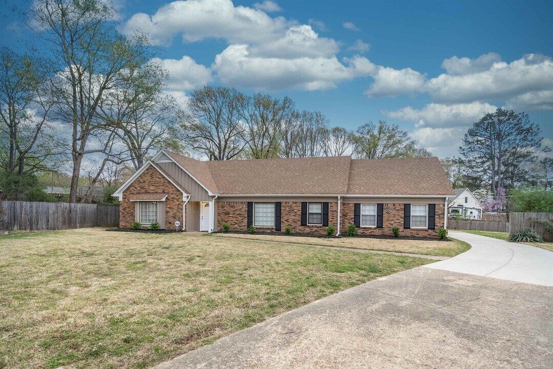 2300 Lancashire Cove in Germantown, TN - Building Photo