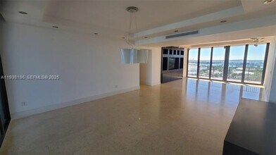 1000 Venetian Way in Miami Beach, FL - Building Photo - Building Photo