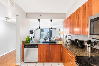 1 SE 12th St in Miami, FL - Building Photo - Building Photo