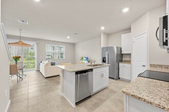 5731 SE Edgewater Cir in Stuart, FL - Building Photo - Building Photo