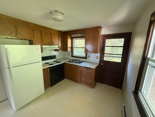 372 Park St, Unit 6 in Bristol, CT - Foto de edificio - Building Photo
