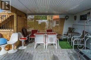 34 Hamilton Dr in Newmarket, ON - Building Photo