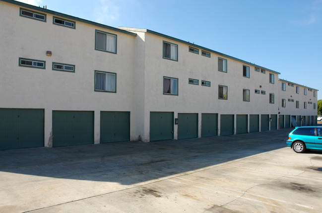 Mesa Breeze Apartments in Costa Mesa, CA - Foto de edificio - Building Photo