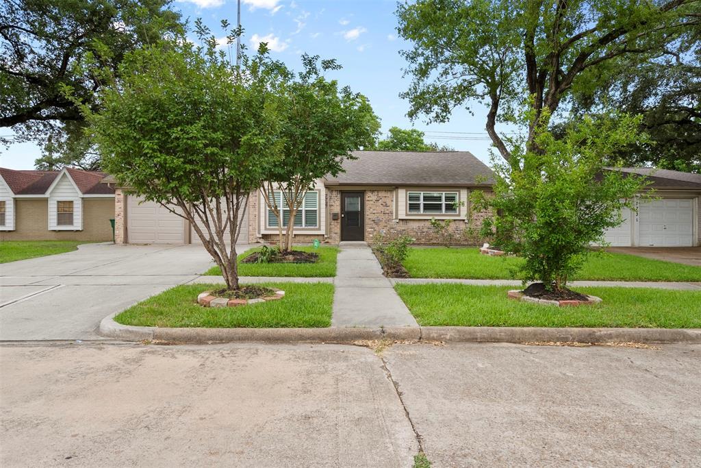 7727 Barberton Dr in Houston, TX - Building Photo