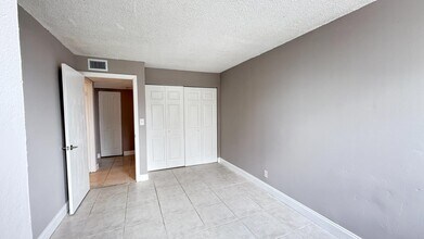 1950 N Congress Ave in West Palm Beach, FL - Building Photo - Building Photo