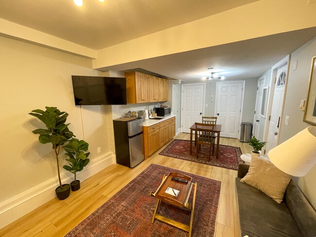 24 Warwick Rd, Unit B in Brookline, MA - Building Photo - Building Photo