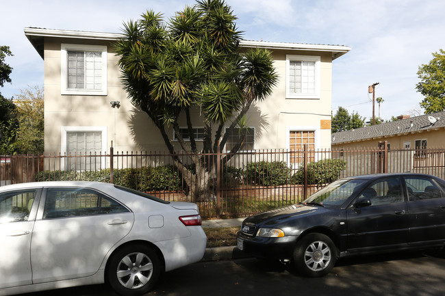 13617 Leadwell St in Van Nuys, CA - Building Photo - Building Photo