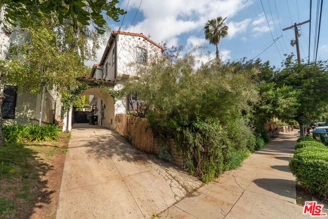 2424 Canyon Dr in Los Angeles, CA - Building Photo - Building Photo