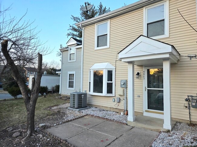 5903 Havener House Way in Centreville, VA - Foto de edificio - Building Photo