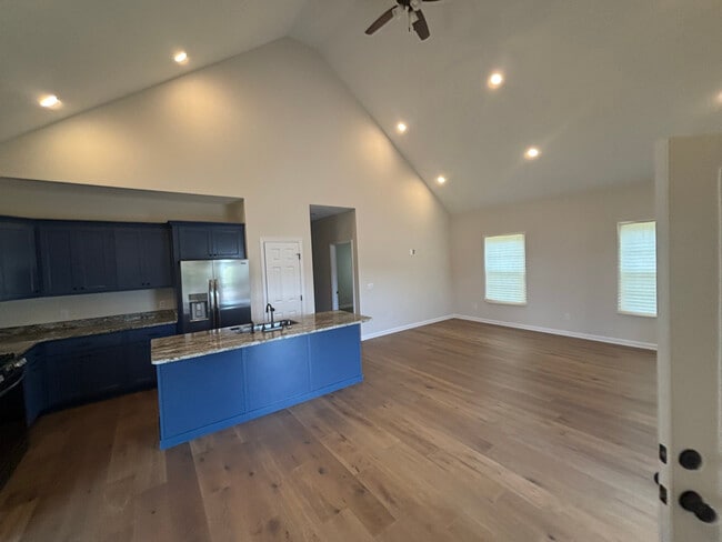 210 Cherokee Dr in Lafayette, TN - Foto de edificio - Building Photo