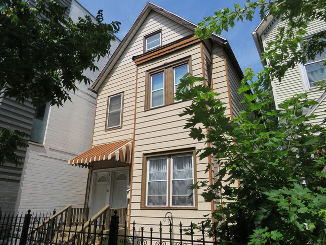 2700 W Armitage Ave in Chicago, IL - Building Photo - Building Photo