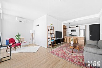 825 DeKalb Ave in Brooklyn, NY - Foto de edificio - Building Photo
