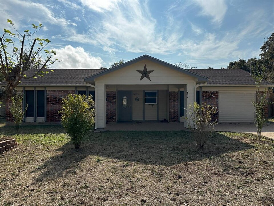 204 Thompson St in Cedar Park, TX - Foto de edificio