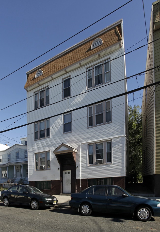 164 Pearsall Ave in Jersey City, NJ - Building Photo - Building Photo