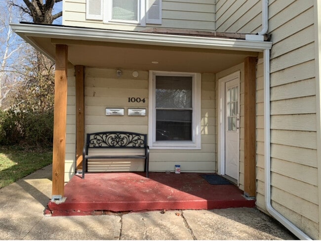 1004 New York St, Unit 1 in Lawrence, KS - Foto de edificio - Building Photo