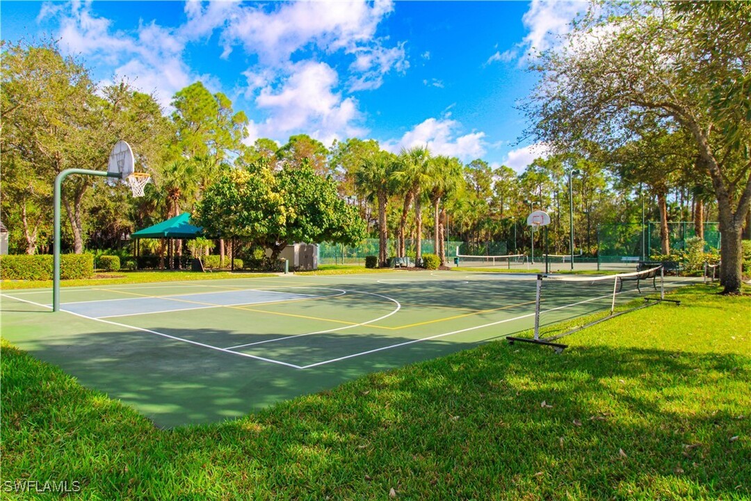 1912 Tarpon Bay Dr N in Naples, FL - Foto de edificio