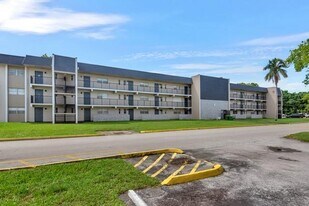 8000 Colony Cir S, Unit 207 in Tamarac, FL - Building Photo