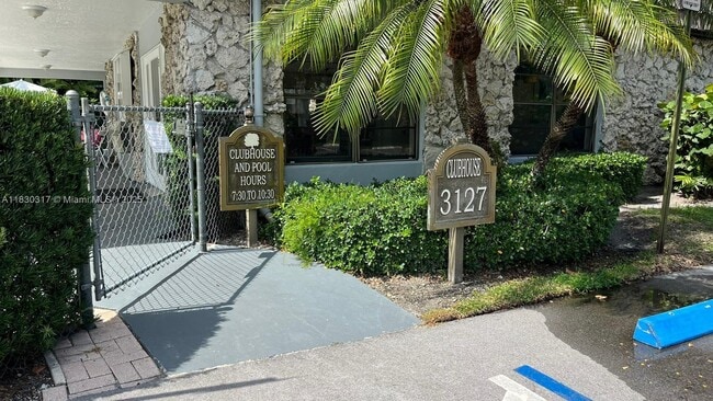 3109 Oakland Shores Dr in Oakland Park, FL - Foto de edificio - Building Photo
