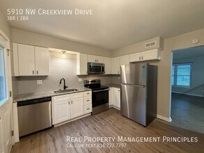 5910 Creek View Dr in Kansas City, MO - Building Photo - Building Photo