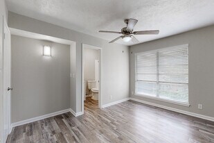 La Madera in Dallas, TX - Building Photo