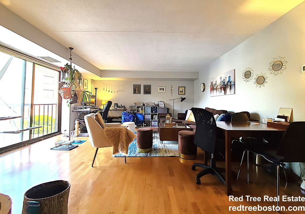 1243 Beacon St in Brookline, MA - Building Photo