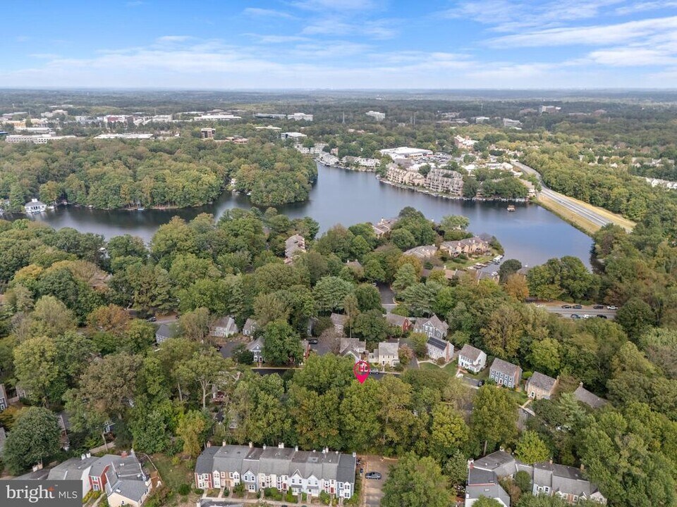 2082 Cobblestone Ln in Reston, VA - Building Photo