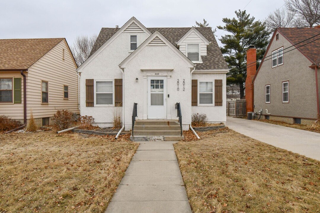 2010 W 22nd St in Sioux Falls, SD - Building Photo