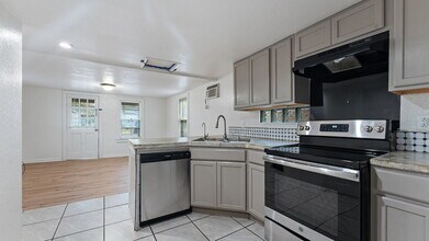 424 E Velma Ave in Springdale, AR - Building Photo - Building Photo