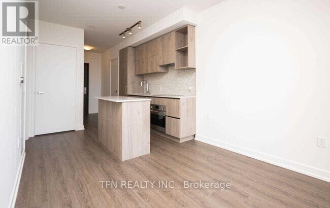 1 Yorkville Ave in Toronto, ON - Building Photo - Building Photo