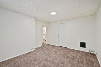 641 Sixth St in Pitcairn, PA - Building Photo - Building Photo