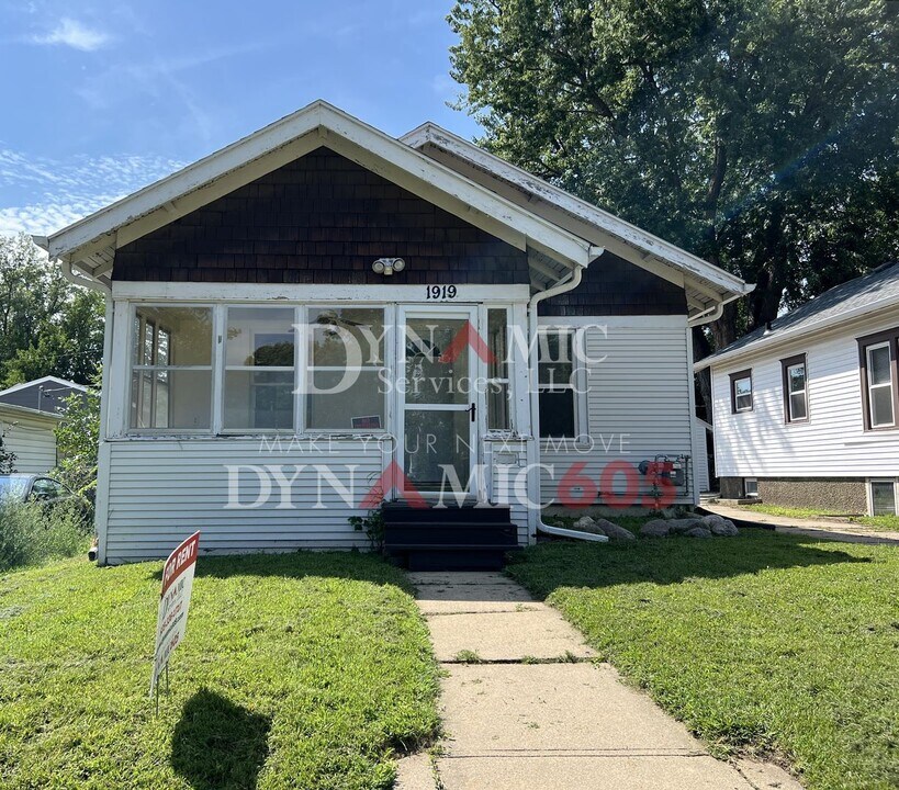 1919 S Duluth Ave in Sioux Falls, SD - Building Photo