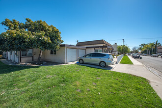 11102 Maple St in Los Alamitos, CA - Building Photo - Building Photo