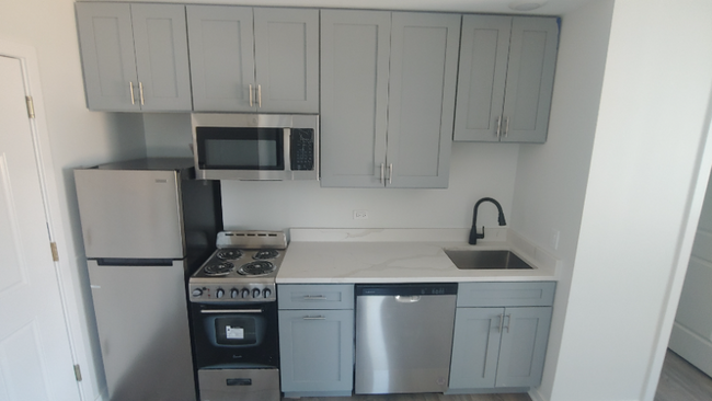 5366 S Laramie Ave-Unit -102 in Chicago, IL - Building Photo - Building Photo