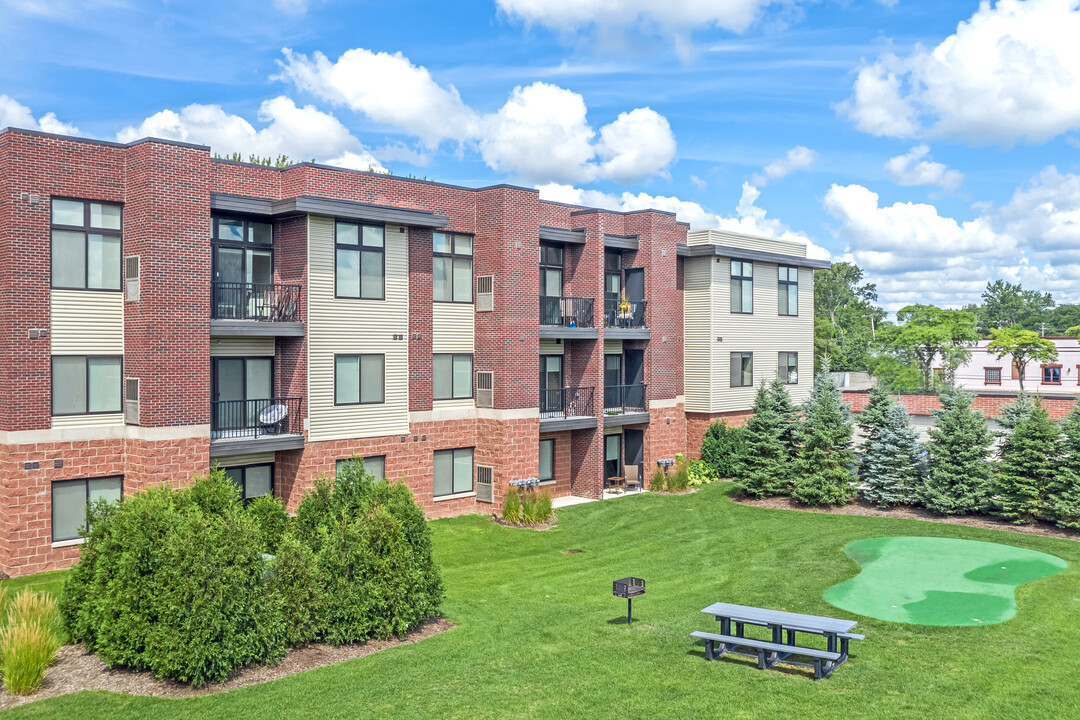 42 West Apartments in Southfield, MI - Building Photo